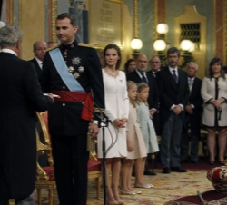 Su Majestad el Rey jura fidelidad a la Constitución Española y desempeñar fielmente su cargo 